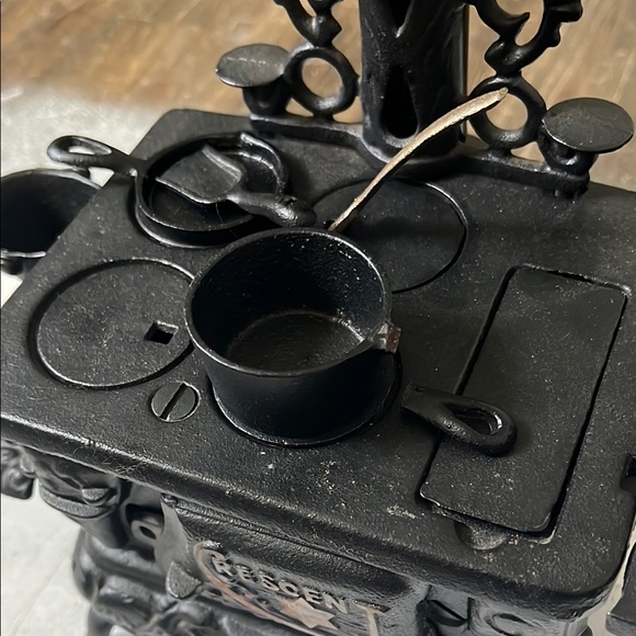 Crescent Black Cast Iron Mini Stove Set - Picture 3 of 3